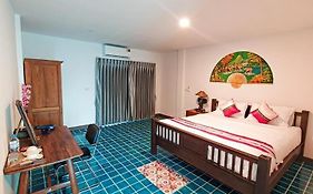 Baan Khlong Mae Kha Hotel